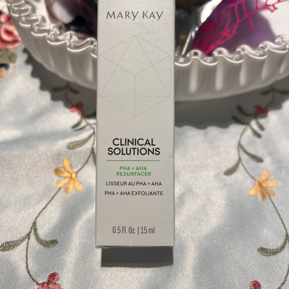Mary Kay Clinical Solutions PHA + AHA Resurfacer - White and Green